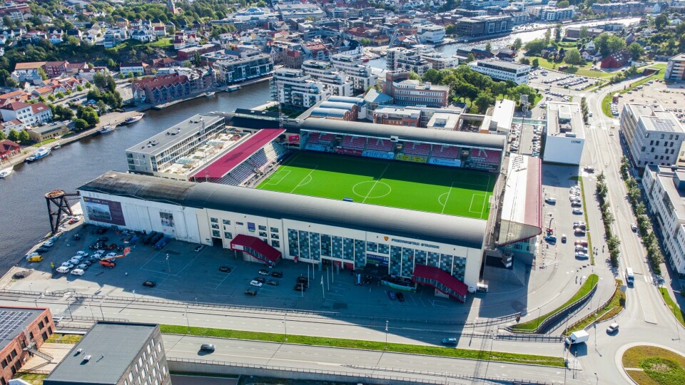 'I år rykker FFK opp i eliteserien, der byen allerede befinner seg når det gjelder attraktivitet, for folk og næringsliv. Ved høstens kommunevalg gjelder derfor slagordet «never change a winning team», skriver Svein Roald Hansen (Ap). Fredrikstad Stadion. Fredrikstad sentrum. Flyfoto. Dronebilde
