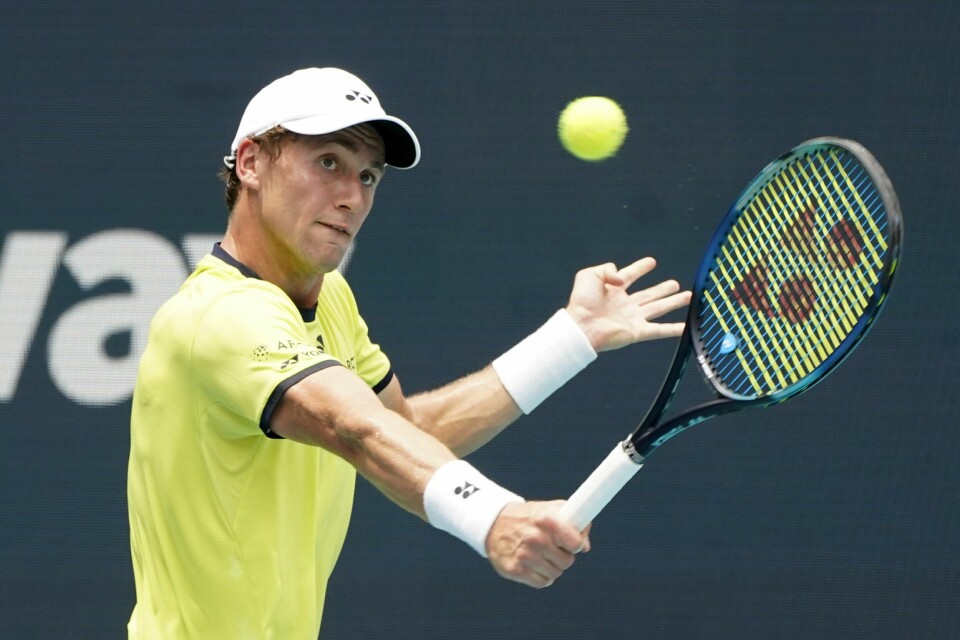Casper Ruud møter finske Emil Ruusuvuori i 3. runde i grusturneringen i Barcelona. Casper Ruud ligger under i finalekampen i Miami Open. Foto: Wilfredo Lee / AP / NTB