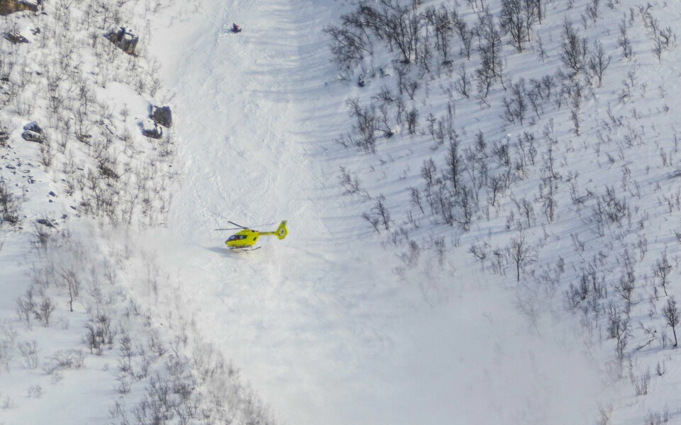 Illustrasjonsbilde fra et tidligere snøras. Et ambulansehelikopter over snøskredet, som gikk på vestsiden av Blåruttinden. Foto: Maja Meyer/ Forsvaret / NTB