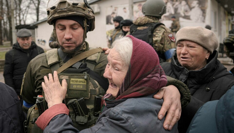 En kvinne klemmer en ukrainsk soldat i Butsja utenfor Kyiv lørdag. Ifølge OsloMet-undersøkelsen er samholdet i landet stort. En kvinne gir en ukrainsk soldat en klem etter at ukrainske styrker inntok Butsja da de russiske styrkene trakk seg ut. Foto: Vadim Ghirda / AP / NTB