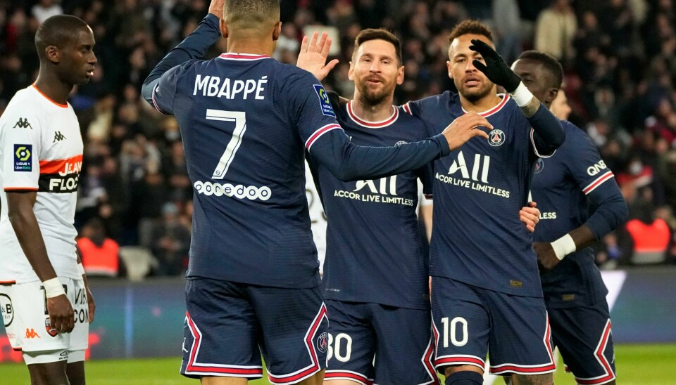 Lionel Messi (i midten) jubler med Neymar (t.h.) og Kylian Mbappé etter en scoring i PSGs storseier mot Lorient. Lionel Messi (i midten) jubler med Neymar (t.h.) og Kylian Mbappé etter en scoring i PSGs storseier mot Lorient. Foto: Michel Euler / AP / NTB