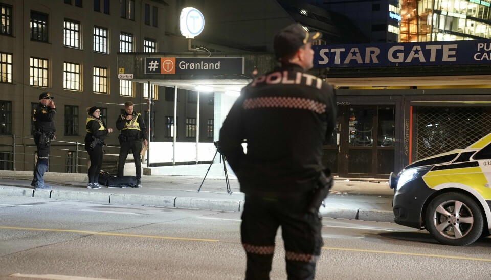 Politi og ambulanse jobber på Grønland i forbindelse med en voldshendelse. Politi og ambulanse jobber på Grønland i forbindelse med en voldshendelse.