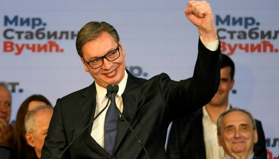 Den tidligere ultranasjonalisten Aleksandar Vucic har sikret seg fem nye år som president i Serbia, viser prognosene når nærmere 90 prosent av stemmene er talt opp. President Aleksandar Vucic påberoper seg seieren i søndagens valg. Han parti SNS, som har hatt makten siden 2012, ligger også an til å beholde makten. Foto: Darko Vojinovic / AP / NTB
