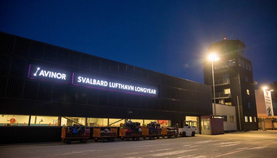Temperatursnittet fra juni til august ble 7,4 grader målt på Svalbard lufthavn. Det er ny rekord. Reisende til Svalbard vil fra 1. mai møte tollere ved ankomst til Longyearbyen. Foto: Tore Meek / NTB