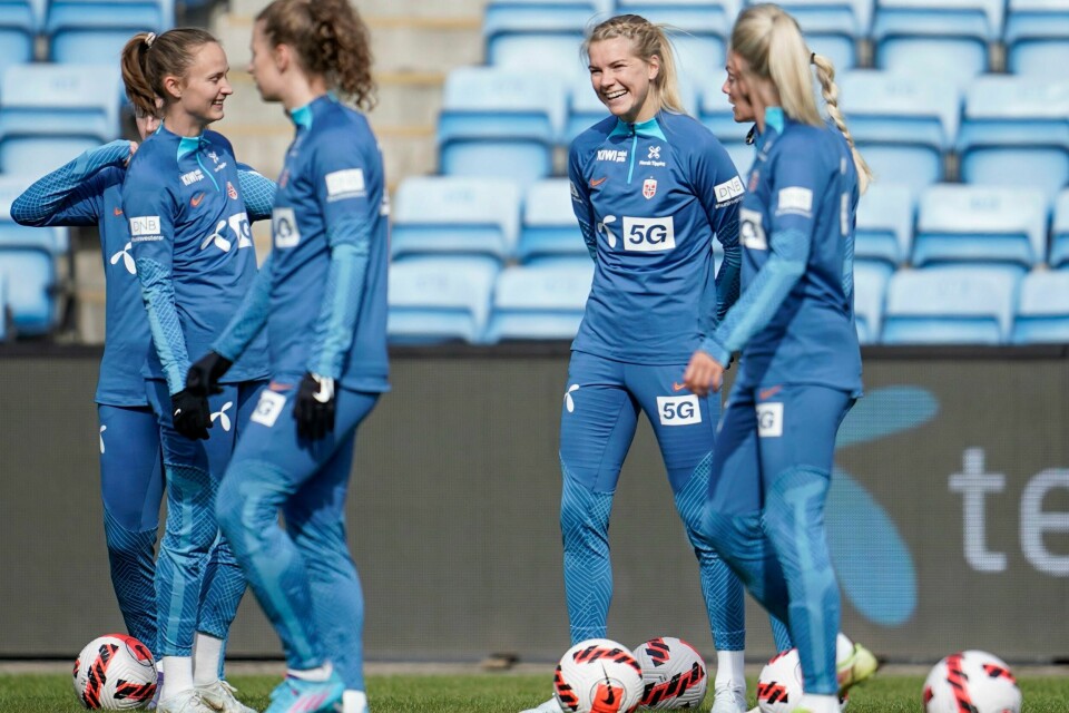 Caroline Graham Hansen (t.v.) gleder seg over å ha Ada Hegerberg tilbake på landslaget. Her under tirsdagens trening på Ullevaal. Caroline Graham Hansen (t.v.) gleder seg over å ha Ada Hegerberg tilbake på landslaget. Her under tirsdagens trening på Ullevaal. Foto: Heiko Junge / NTB