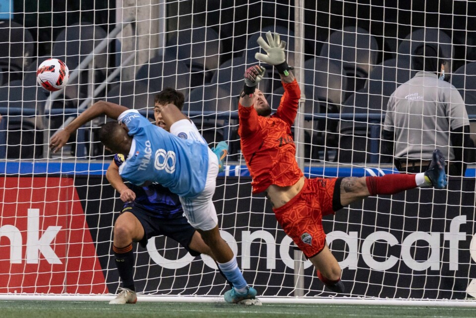 New York Citys Thiago Andrade (8) pirket ballen forbi Seattle Sounders' målakt Stefan Frei i første omgang og utlignet til 1–1. Men Seattle vant kampen og tok første stikk i kampen om en plass i mesterligafinalen. Foto: Stephen Brashear / AP / NTB New York Citys Thiago Andrade (8) pirket ballen forbi Seattle Sounders' målakt Stefan Frei i første omgang og utlignet til 1-1. Men Seattle vant kampen og tok første stikk i kampen om en plass i mesterligafinalen. Foto: Stephen Brashear / AP / NTB