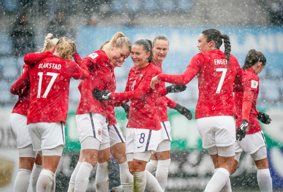 Ada Hegerberg gratuleres med sitt første landslagsmål på nesten fem år. Pasningslegger Caroline Graham Hansen er nummer tre fra høyre. Ada Hegerberg feirer med lagvenninner etter en av to scoringer i Norge-comebacket. Foto: Stian Lysberg Solum / NTB