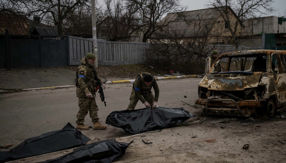 Ukrainske soldater henter ut levningene av det som skal være fire drepte sivile fra et utbrent kjøretøy i Butsja. Ukrainske soldater henter ut levningene av det som skal være fire drepte sivile fra et utbrent kjøretøy i Butsja.