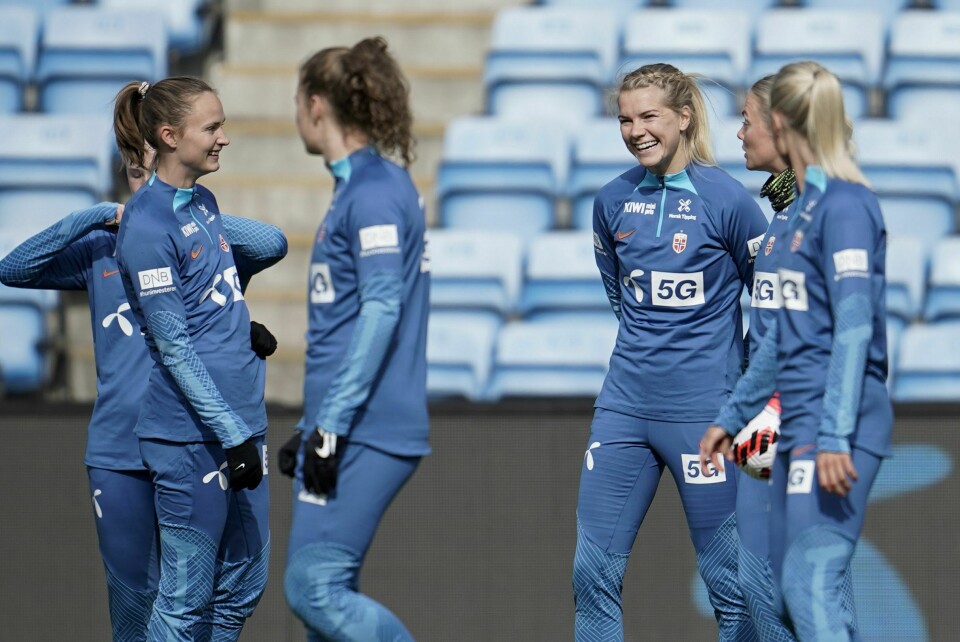 Caroline Graham Hansen (t.v.) og Ada Hegerberg viste stor gjensynsglede på den første landslagstreningen denne uka. Caroline Graham Hansen (t.v.) og Ada Hegerberg viste stor gjensynsglede på den første landslagstreningen.