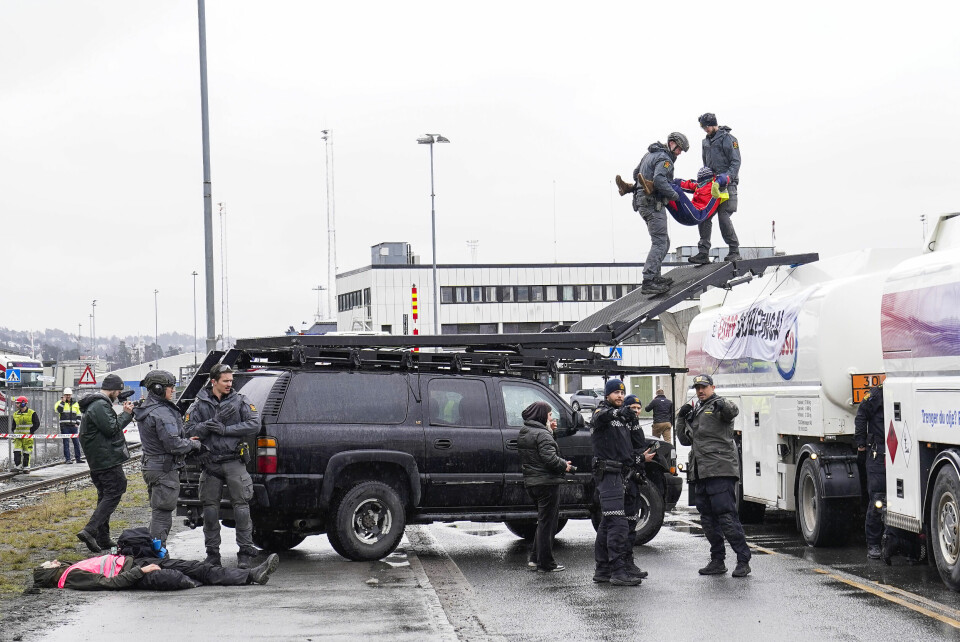 Politiet i Oslo har fått mye ekstraarbeid på grunn av aksjonistene fra Extinction Rebellion, som på ulike måter har blokkert oljeterminalen på Sjursøya i mange timer med jevne mellomrom de seneste to ukene. Politiet i Oslo har fått mye ekstraarbeid på grunn av aksjonistene fra Extinction Rebellion, som på ulike måter har blokkert oljeterminalen på Sjursøya i mange timer med jevne mellomrom de seneste to ukene.
