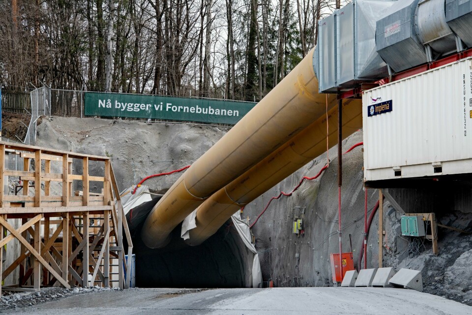 Arbeidet med Forneubanen er i full gang, og fortsetter med uforminsket styrke til tross for store kostnadsprekker. Hittil har de drevet en av åtte kilometer tunnel. Fornebubanen.