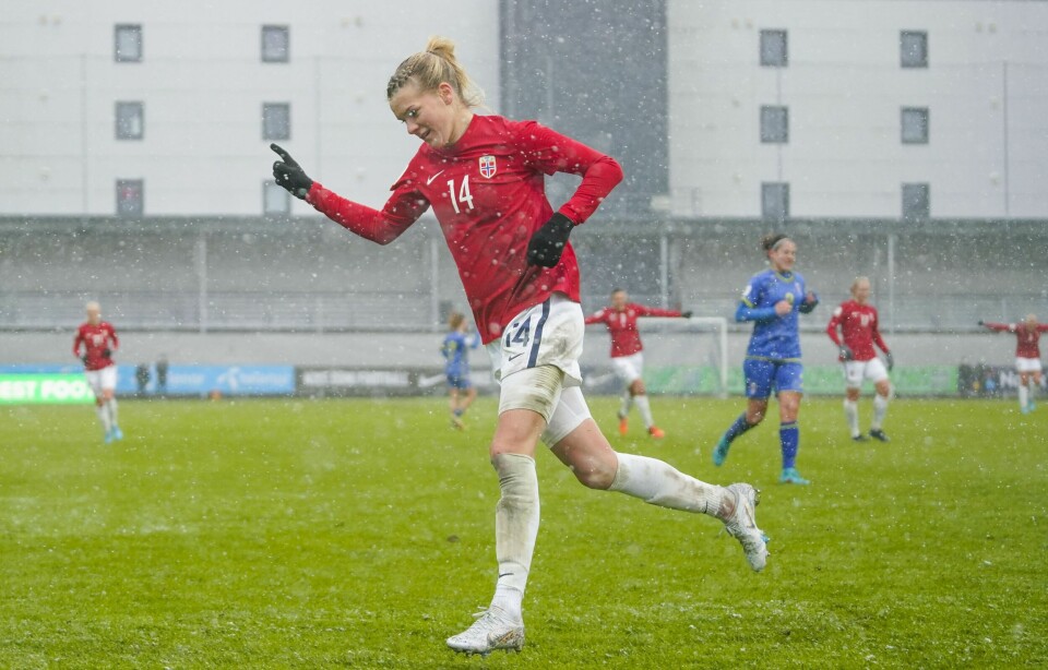 Ada Martine Stolsmo Hegerberg jubler etter sin tredje scoring under VM-kvalifiseringskampen for kvinner mellom Norge og Kosovo på Release Arena i Sandefjord. Ada Hegerberg jubler etter sin tredje scoring mot Kosovo. Foto: Stian Lysberg Solum / NTB