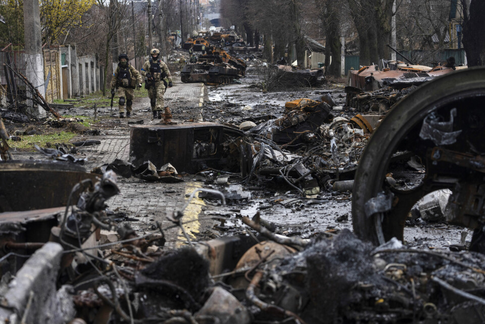 Soldater går forbi ødelagte russiske tanks i Butsja 3. april. Soldater går forbi ødelagte russiske tanks i Butsja 3. april.