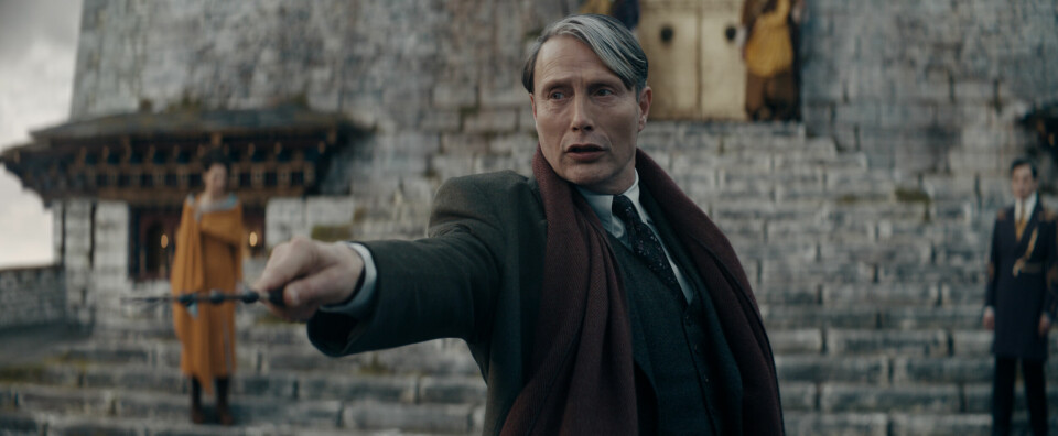 Den mektige trollmann-slemmingen Gellert Grindenwald blir nå portrettert av Mads Mikkelsen, og pønsker fortsatt på fascistiske fantestreker i «Fabeldyr: Humlesnurrs hemmelighet». «Fabeldyr: Humlesnurrs hemmelighet»