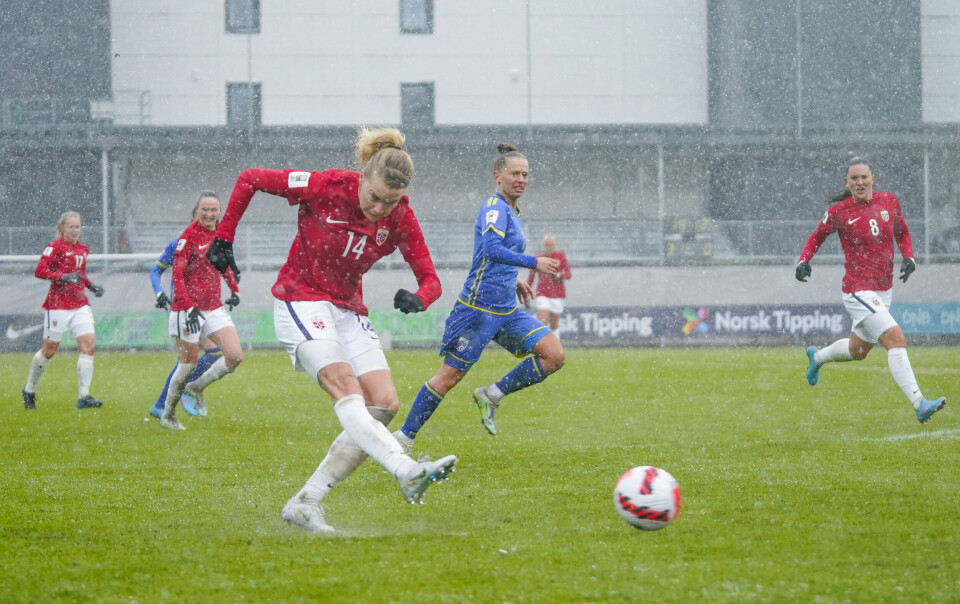 Ada Martine Stolsmo Hegerberg scorer sitt tredje mål under VM-kvalifiseringskampen for kvinner mellom Norge og Kosovo på Release Arena i Sandefjord. Ada Hegerberg fullfører sitt hattrick i sin første landskamp siden 2017, med 4-1-målet mot Kosovo. Foto: Stian Lysberg Solum / NTB