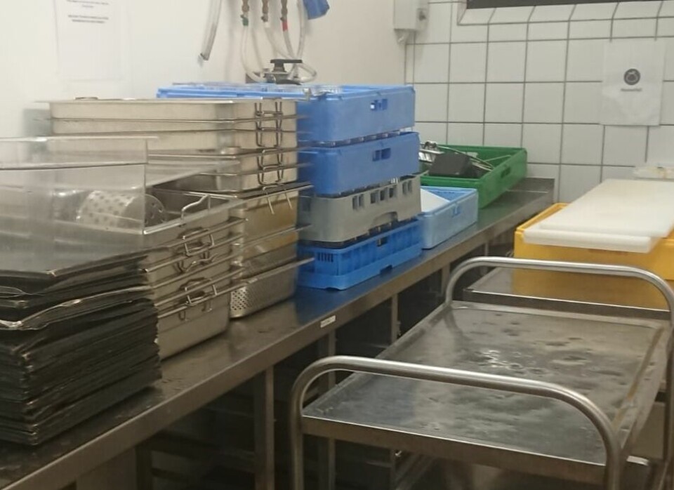 – Her er oppvasken venninnen min tok på kjøkkenet. Jeg hjelp til med dampmaskinen, sier Ani som eksempel på oppgaver flyktningene blir satt til på Hvalsmoen flyktningmottak. – Her er oppvasken venninnen min tok på kjøkkenet. Jeg hjelp til med dampmaskinen, sier Ani som eksempel på oppgaver flyktningene blir satt til på Hvalsmoen flyktningmottak.