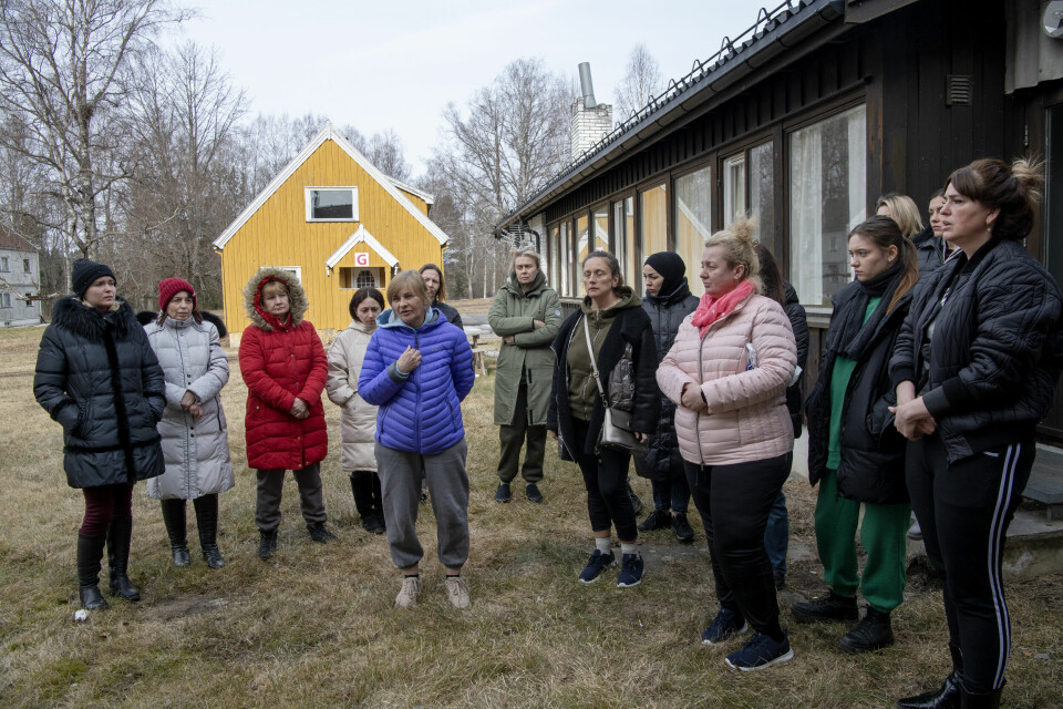Flyktningene på Hvalsmoen har fortalt Dagsavisen Fremtiden at de sliter med å få sunn nok mat på mottaket. De mener også de får for lite mat, og hevder at de som ikke rekker matserveringen innen avsatt tid må gå sultne. Flyktningemottak for ukrainske flyktninger utenfor Hønefoss.