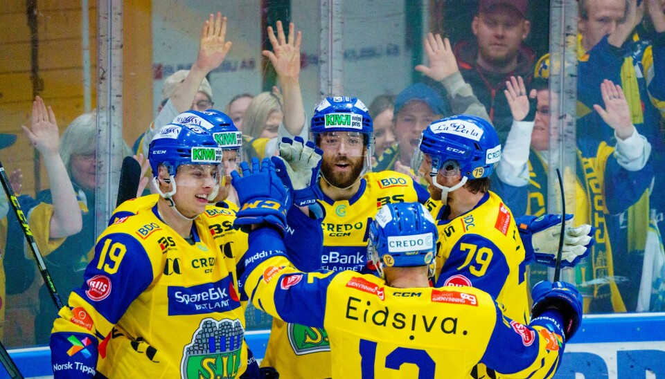 Eirik Salsten blir gratulert etter å ha sendt Storhamar i ledelsen mot Stjernen. Eirik Salsten blir gratulert etter å ha sendt Storhamar i ledelsen mot Stjernen. Foto: Stian Lysberg Solum / NTB