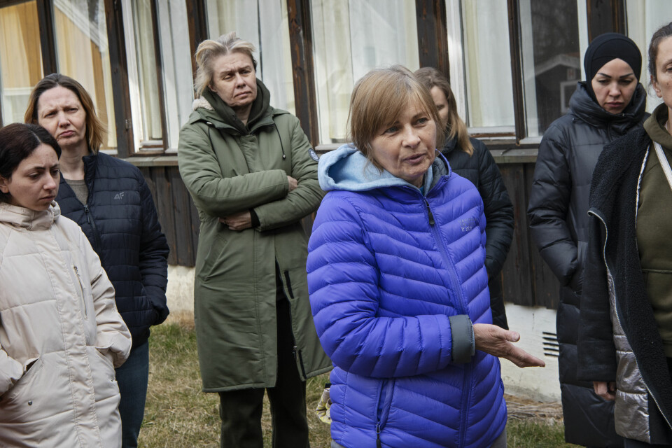 En av de ukrainske flyktningene er barnesykepleier. Hun synes det er grusomt å gi barna maten de får på mottaket, som hun mener mangler kalsium og vitaminer. Flyktningemottak for ukrainske flyktninger utenfor Hønefoss.