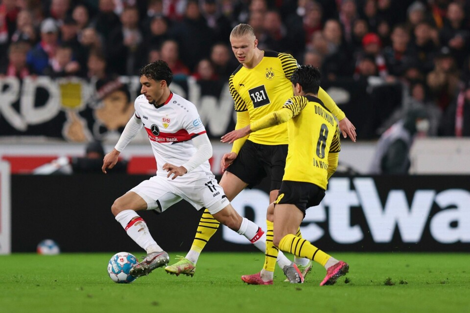 Erling Braut Haaland (i midten) i aksjon for Borussia Dortmund mot Stuttgart fredag. Erling Braut Haaland (i midten) i aksjon for Borussia Dortmund mot Stuttgart fredag. Foto: Tom Weller / DPA / AP / NTB