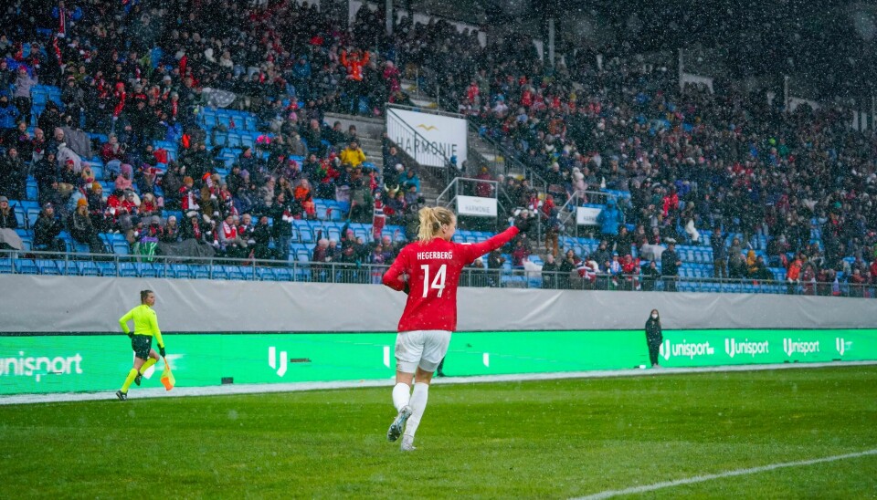 Med den største selvfølgelighet: Ada Stolsmo Hegerberg er tilbake. Ada Hegerberg varmet et stort publikum i vinterlige Sandefjord med hattrick i sitt landslagscomeback. Foto: Stian Lysberg Solum / NTB