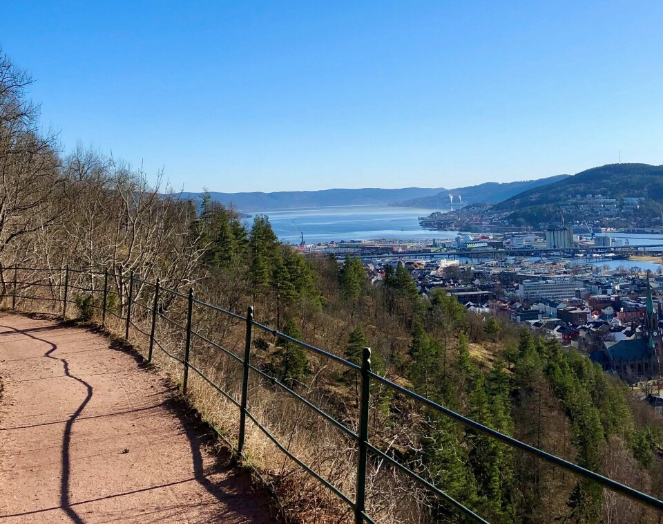Utsikten fra Thurmans vei, og våren i Bragernesåsen er den aller beste for drammenserne. Her har det spasert folk i 125 år. Byhistorie, hjemmepåske