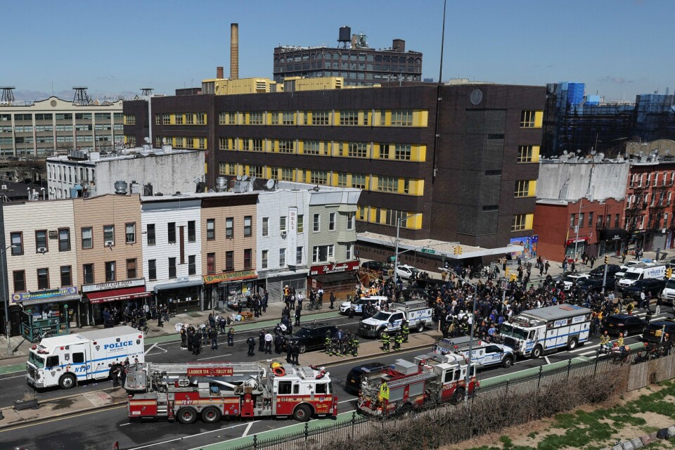 Nødetatene er på plass ved t-banestasjonen i Brooklyn der minst 16 personer er skadet etter en skyteepisode Nødetatene er på plass ved t-banestasjonen i Brooklyn der minst 16 personer er skadet etter en skyteepisode