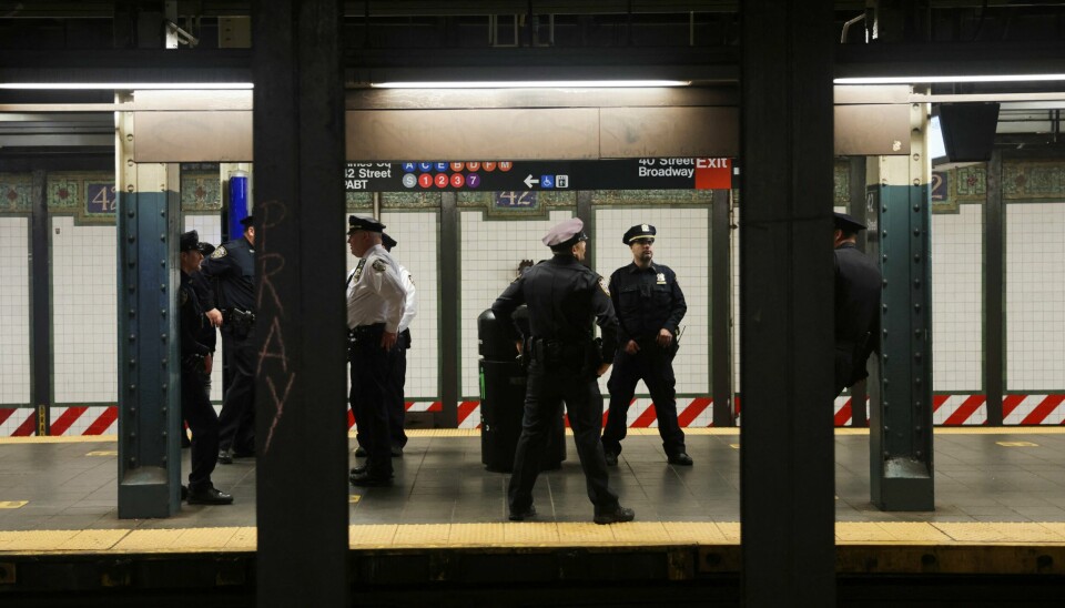 Politiet var raskt på plass etter en skyteepisode på en t-banestasjon i Brooklyn, New York tirsdag. 13 personer skal være skutt. Politiet var raskt på plass etter en skyteepisode på en t-banestasjon i Brooklyn, New York tirsdag. 13 personer skal være skutt.