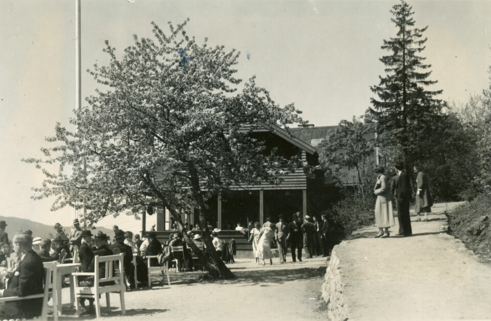 I 1920-årene hendte det at opptil 3000 drammensere la søndagsturen til Bragernesåsen. Som man ser kunne det bli folksomt på Åspaviljongens terrasse. Byhistorie, hjemmepåske