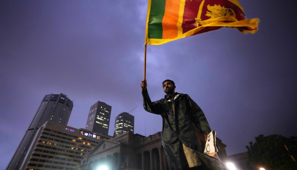I Sri Lankas hovedstad Colombo har folk demonstrert og krevd presidentens avgang som følge av den omfattende økonomiske krise, som har ført til mangel på både medisiner, drivstoff og tørrvarer. I Sri Lankas hovedstad Colombo har folk demonstrert og krevd presidentens avgang som følge av den omfattende økonomiske krise, som har ført til mangel på både medisiner, drivstoff og tørrvarer. Foto: Eranga Jayawardena / AP / NTB