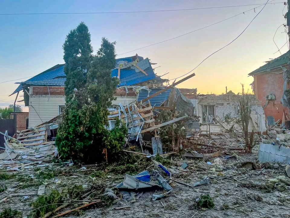 Dette bildet utgitt av fungerende guvernør i Kursk-regionen, Alexei Smirnov, på Telegram tirsdag 6. august 2024, viser et skadet hus etter beskytning fra ukrainsk side i byen Sudzja, Kursk-regionen som grenser til Ukraina. Kursk
