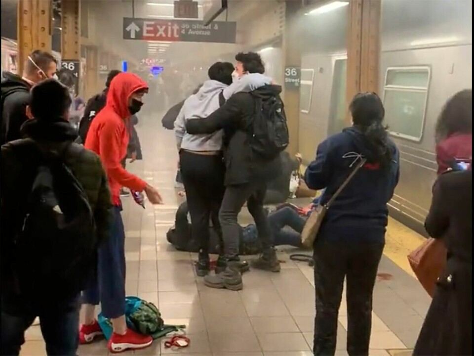 Mannen som var etterlyst for angrepet i New York, som resulterte i at 16 personer ble skadd, er pågrepet, melder flere amerikanske medier. Minst 16 personer er skadd, ti av dem med skuddskader, etter en skyteepisode på en T-banestasjon i Brooklyn i New York i morgenrushet tirsdag.