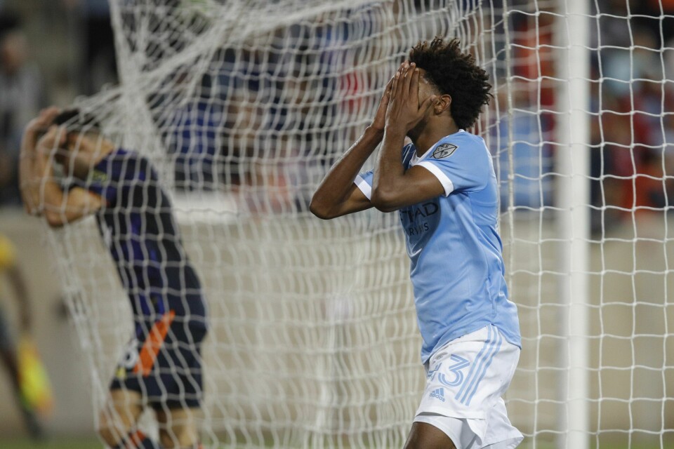 New York City FC-angriper Talles Magno var svært frustrert etter å ha brent en sjanse mot Seattle Sounders i den andre semifinalekampen i den nordamerikanske mesterligaen. De lyseblå tapte 2–4 sammenlagt. New York City FC-angriper Talles Magno var svært frustrert etter å ha brent en sjanse mot Seattle Sounders i den andre semifinalekampen i den nordamerikanske mesterligaen. De lyseblå tapte 2-4 sammenlagt. Foto: Eduardo Munoz Alvarez / AP / NTB
