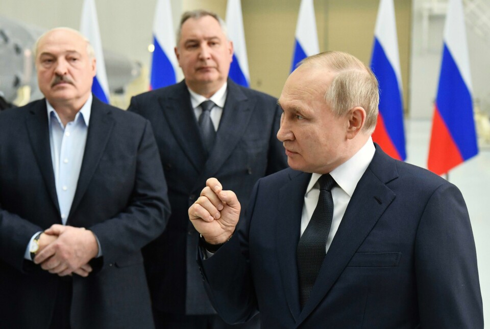 Hviterusslands president Aleksandr Lukasjenko lytter til Russlands president Vladimir Putin under et besøk på et russisk romfartsanlegg øst i landet tirsdag. – Det er ingen tvil om at vi vil nå våre mål, hevdet Vladimir Putin (t.h.) da han snakket om Ukraina-krigen under et besøk på et romfartssenter langt øst i Russland tirsdag. Hviterusslands president Aleksandr Lukasjenko (t.v.) var med på besøket. Foto: Evgenij Bijatov / Sputnik / Pool / AP / NTB