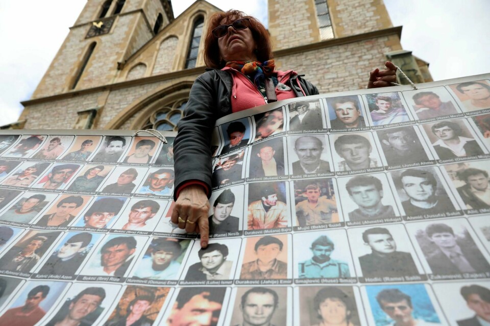 En bosnisk-muslimsk kvinne holder opp bilder av ofre for Srebrenica-massakren under en markering i Sarajevo 11. april i år. Det er nå i april 30 år siden Bosnia-krigen begynte. Den varte fra 1992 til 1995. Srebrenica-massakren skjedde i juli 1995. Ukraina-krigen som nå pågår vekker vonde minner fra mange på Balkan. En bosnisk-muslimsk kvinne holder opp bilder av ofre for Srebrenica-massakren under en markering i Sarajevo 11. april i år. Det er nå i april 30 år siden Bosnia-krigen begynte. Den varte fra 1992 til 1995. Srebrenica-massakren skjedde i juli 1995. Ukraina-krigen som nå pågår vekker vonde minner fra mange på Balkan.