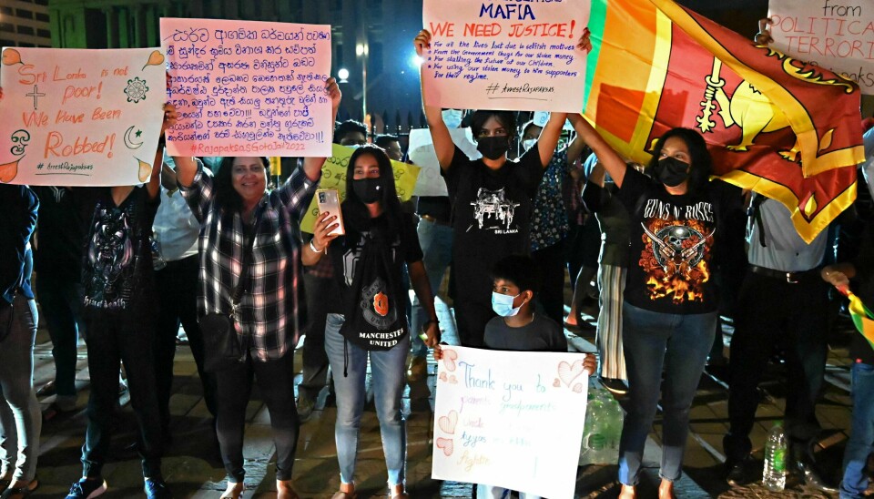 Den økonomiske krisen på Sri Lanka har fått demonstranter til å slå leir like ved kontoret til president Gotabaya Rajapaksa. Stadig flere slutter seg til den. Den økonomiske krisen på Sri Lanka har fått demonstranter til å slå leir like ved kontoret til president Gotabaya Rajapaksa. Stadig flere slutter seg til den.