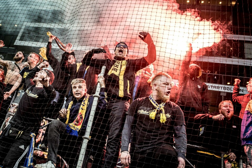 Lokalderbyene mellom FCK og Brøndby er kjent for livlig temperatur på tribunen. Her er Brøndby-fansen under en kamp i 2017. Foto: Mads Claus Rasmussen / Scanpix Denmark / NTB Lokalderbyene mellom FCK og Brøndby er kjent for livlig temperatur på tribunen. Her er Brøndby-fansen under en kamp i 2017. Foto: Mads Claus Rasmussen / Scanpix Denmark / NTB