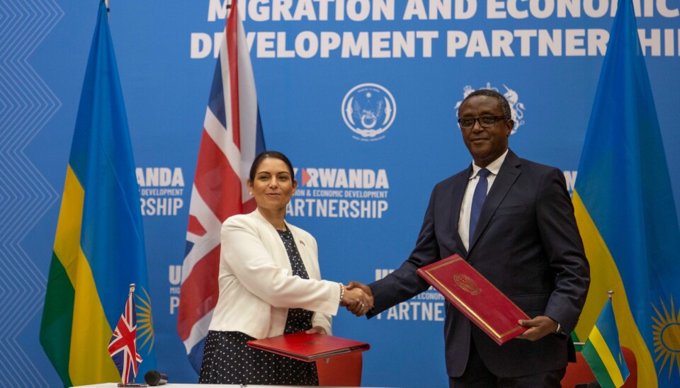 Storbritannias innenriksminister Priti Patel og Rwandas utenriksminister Vincent Biruta på pressekonferansen der avtalen ble offentliggjort. Foto: Muhizi Olivier / AP / NTB Storbritannias innenriksminister Priti Patel og Rwandas utenriksminister Vincent Biruta på pressekonferansen der avtalen ble offentliggjort. Foto: Muhizi Olivier / AP / NTB
