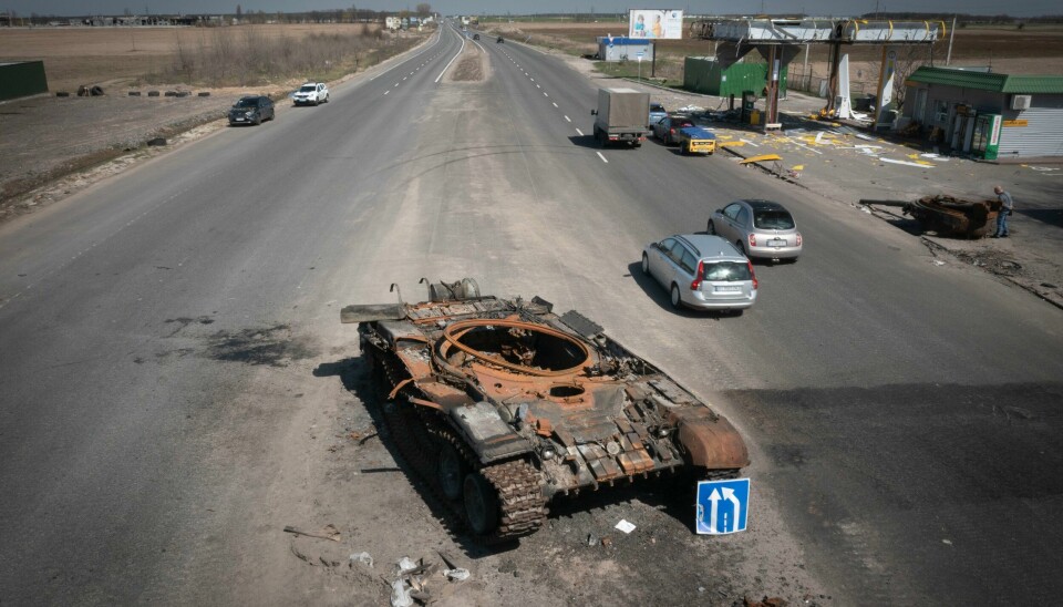 Det meldes om nye angrep i Ukraina, nå på en rakettfabrikk nær den internasjonale flyplassen i Kyiv. Bildet viser en ødelagt russisk stridsvogn på en vei inn til Kyiv. A Russian tank destroyed in recent fighting is seen on a road to Kyiv, Ukraine, Friday, April 15, 2022. (AP Photo/Efrem Lukatsky)