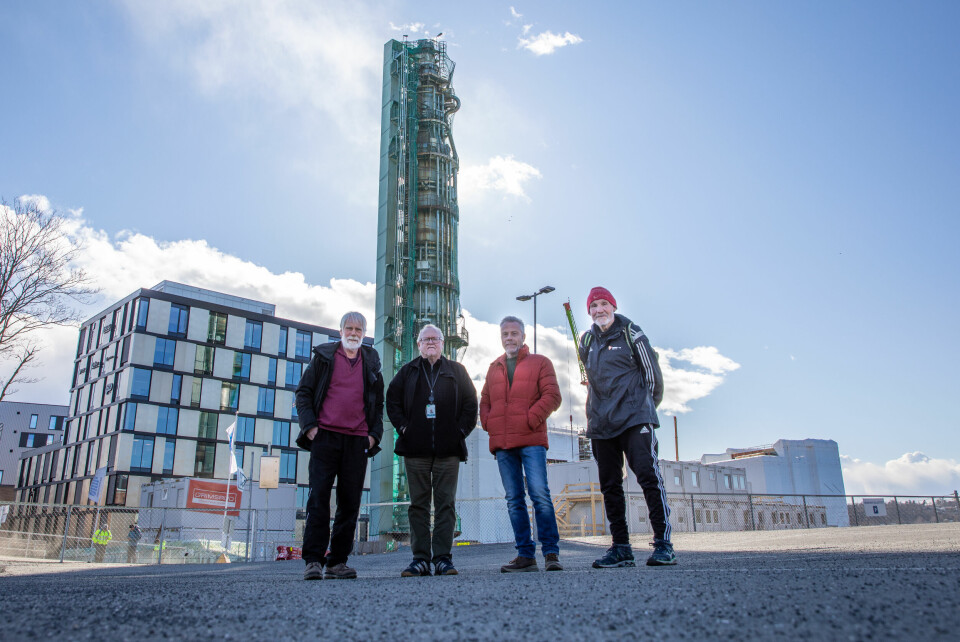 Bjørn Grønna (fra venstre), Jon Wilhelmsen, Thorstein Jarl og Vidar Meller har til sammen rundt 150 års erfaring fra Peterson-fabrikken i Moss. De synes det er rart å være tilbake på tomta der deler av den gamle kamyrkokeren fortsatt står - som et monument fra en svunnen tid. Bjørn Grønna (fra venstre), Jon Wilhelmsen, Thorstein Jarl og Vidar Meller har til sammen omtrent 150 års erfaring fra Peterson-fabrikken i Moss. De synes det er rart å være tilbake på tomta der deler av den gamle kamyrkokeren fortsatt står - som et monument til en svunnen tid.