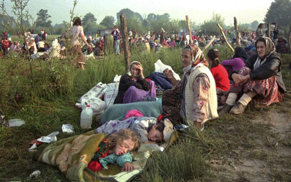 I løpet av få dager i juli 1995 ble rundt 8000 bosnisk-muslimske menn drept i Srebrenica. Her har flyktninger fra byen samlet seg utenfor FN-basen ved flyplassen i byen Tuzla 14. juli 1995. I løpet av få dager i juli 1995 ble rundt 8000 bosnisk-muslimske menn drept i Srebrenica. Her har flyktninger fra byen samlet seg utenfor FN-basen ved flyplassen i byen Tuzla 14. juli 1995.
