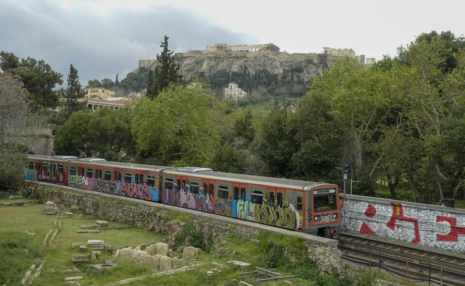 Illustrasjonsfoto: T-bane full av tagging kommer fra stasjon Monastiraki, passerer med Akropolis i bakgrunnen. Athen, Hellas 20180410.T-bane full av tagging kommer fra stasjon Monastiraki, passerer med Akropolis i bakgrunnen. Foto: Marianne Løvland / NTB