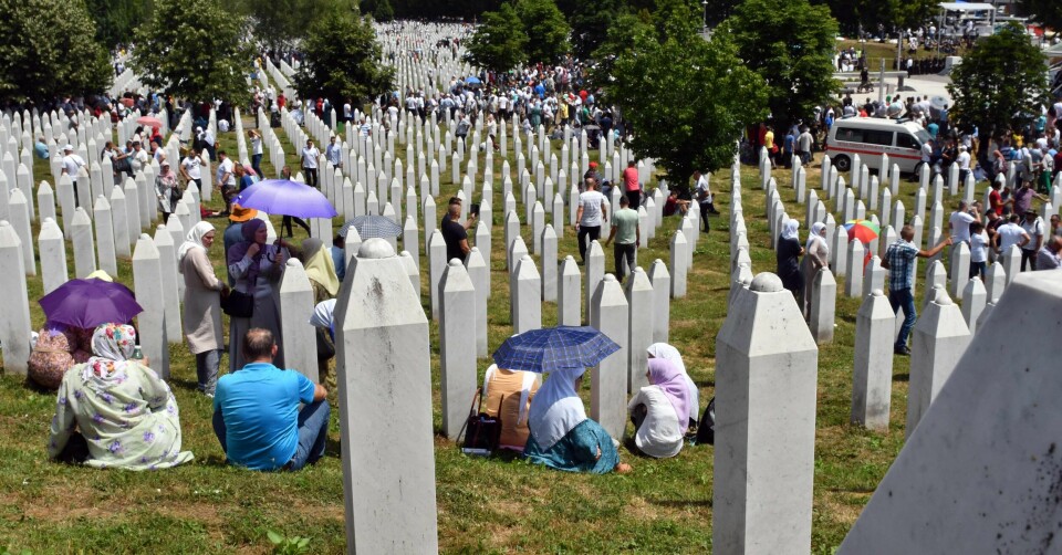 Familiemedlemmer av drepte i Srebrenica-massakren i 1995 samles årlig for å minnes. Familiemedlemmer av drepte i Srebrenica-massakren i 1995 samles årlig for å minnes.