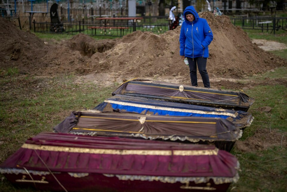 Ira Slepchenko (54) gråter nær kisten med ektemannen, som ble drept i Butsja i Ukraina. Ira Slepchenko (54) gråter nær kisten med ektemannen, som ble drept i Butsja i Ukraina.
