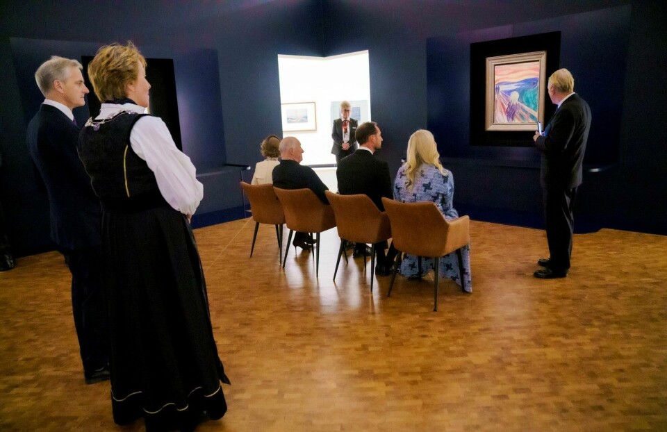 Det nye Munchmuseet har hatt 600.000 besøkende det første halve året. Her fra åpningen med blant andre kong Harald, dronning Sonja, kronprins Haakon og kronprinsesse Mette-Marit. Oslo 20211022. Kong Harald, dronning Sonja, kronprins Haakon og kronprinsesse Mette-Marit, statsminister Jonas Gahr Støre og ordfører i Oslo, Marianne Borgen, får høre litt av historien bak maleriet «Skrik» av Munchmuseets direktør Stein Olav Henrichsen under åpningen av nye Munch i Oslo. POOLFoto: Stian Lysberg Solum / NTB
