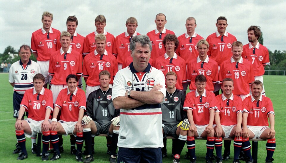 Egil Olsen foran VM-troppen i Frankrike i 1998. Studerer man spillerne bak har de fleste av dem fått fantastiske karrierer i kjølvannet av landslagssuksessen. Dagens landslagssef er nummer fire fra høyre i bakre rekke. Egil Olsen foran VM-troppen i Frankrike i 1998. Studerer man spillerne bak har de fleste av dem fått fantastiske karrierer i kjølvannet av landslagssuksessen. Dagens landslagssef er nummer fire fra høyre i bakre rekke.