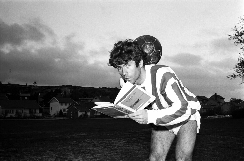 Det vakte oppsikt at en fotballspiller på toppnivå også kunne studere hovedfag i Idrettspsykologi. Drillo spilte for Sarpsborg i 1970. Det vakte oppsikt at en fotballspiller på toppnivå også kunne studere hovedfag i Idrettspsykologi. Drillo spilte for Sarpsborg i 1970.