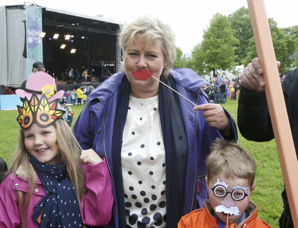 Oslo 20150530.Statsminister Erna Solberg besøkte barnefestivalen Miniøya 2015 Statsminister Erna Solberg da hun besøkte barnefestivalen Miniøya i 2015. Nå har hun latt seg avbilde på gledesbilde fra pub som får gjenåpne i Oslo, mens festivalen må avlyse. Foto: Vidar Ruud / NTB