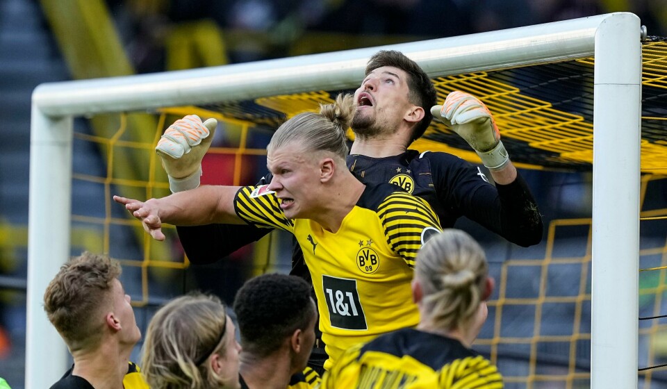 Erling Braut Haaland og Borussia Dortmund må klare seg uten keeper Gregor Kobel (øverst) mot Bayern München. Erling Braut Haaland og Borussia Dortmund må klare seg uten keeper Gregor Kobel (øverst) mot Bayern München. Foto: Martin Meissner / AP / NTB