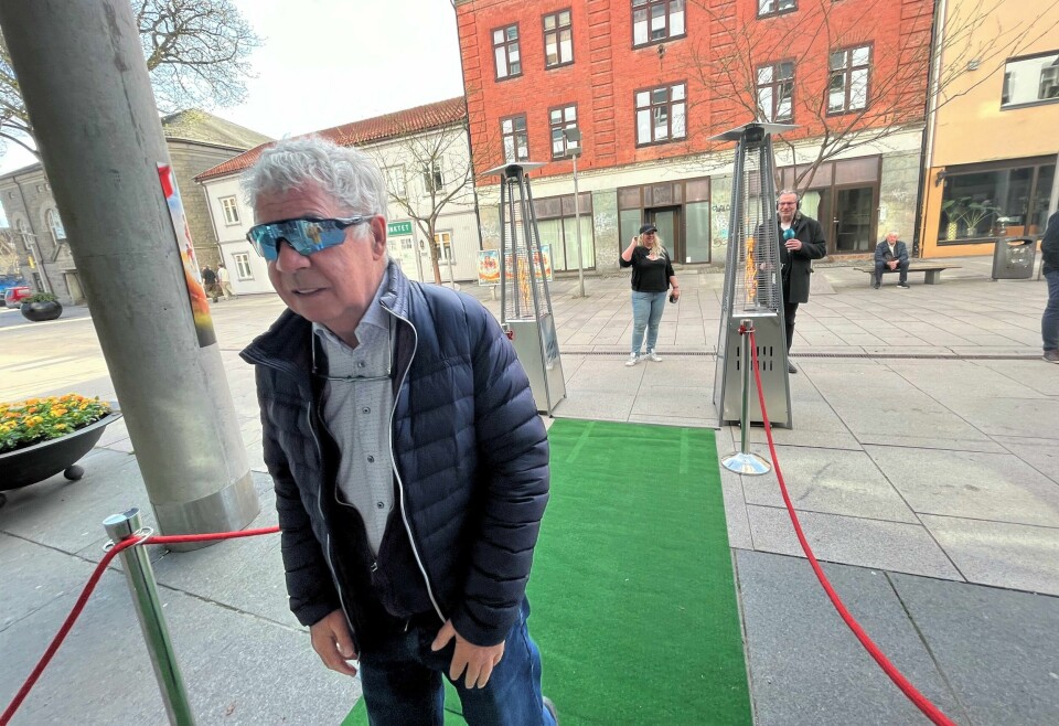 Tidligere landslagstrener i fotball, Egil «Drillo» Olsen ble æret med grønn løper utenfor kinoen i hjembyen Fredrikstad, da han gjestet den siste førpremieren på dokumentarfilmen om ham og fotballeventyret han skapte på 1990-tallet, «Alt for Norge». Tidligere landslagstrener i fotball, Egil «Drillo» Olsen ble æret med grønn løper utenfor kinoen i hjembyen Fredrikstad, da han gjestet den siste førpremieren på dokumentarfilmen om ham og fotballeventyret han skapte på 1990-tallet, «Alt for Norge».